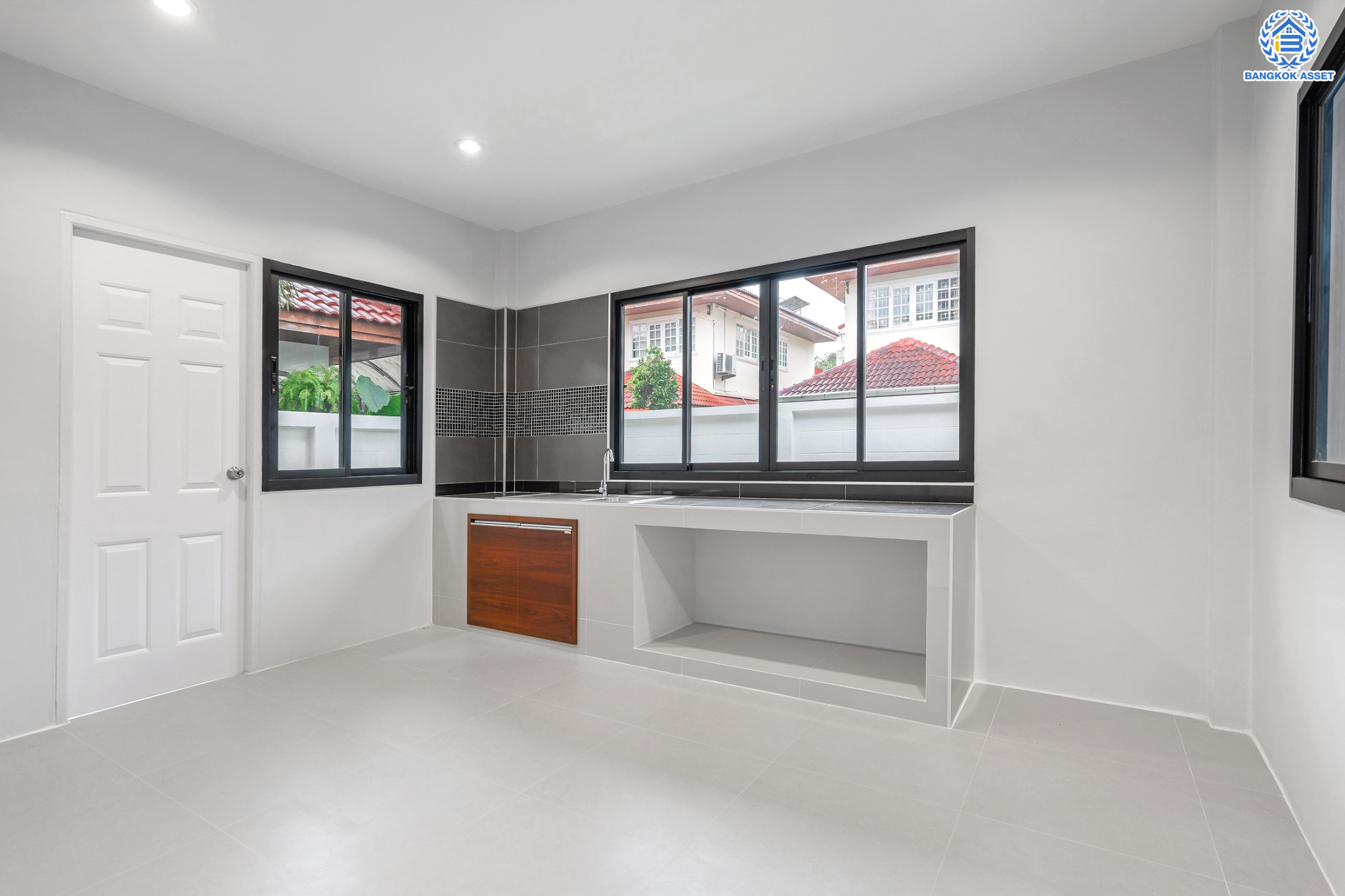 บ้านมือสองตกแต่งใหม่ ม.บ้านสาวิตรี พุทธมณฑลสาย3 หลังมุม เนื้อที่ 54.2 ตร.ว. ฟังก์ชัน 3 ห้องนอน 2 ห้องน้ำ จอดรถได้ 2 คัน บนทำเลใกล้ทางคู่ขนานลอยฟ้าบรมราชชนนี ม.มหิดล เซ็นทรัลศาลายา และรายล้อมด้วยสิ่งอำนวยความสะดวกครบ!…